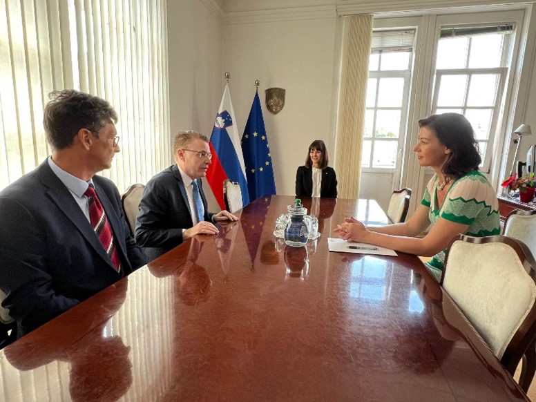IOI President, Chris Field PSM, undertaking a formal bilateral exchange with the Minister of Justice of the Republic of Slovenia, Dr Dominika Švarc Pipan.